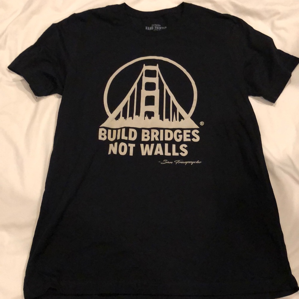 Build Bridges not walls t-shirt black